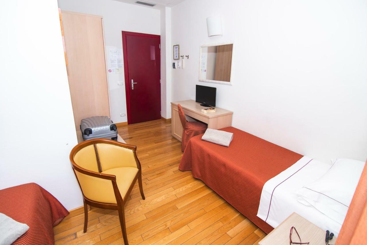 Hotel La Colonna Siena Bagian luar foto